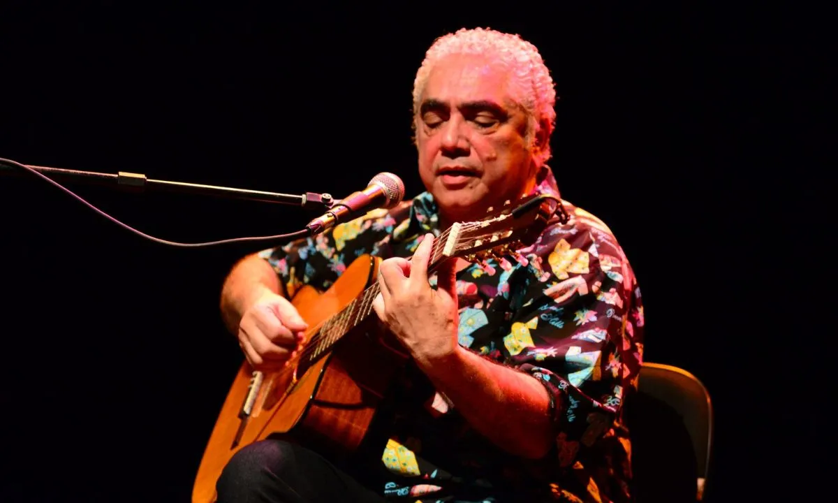 Cantor mineiro Paulinho Pedra Azul apresenta show intimista no Teatro da Ufes
