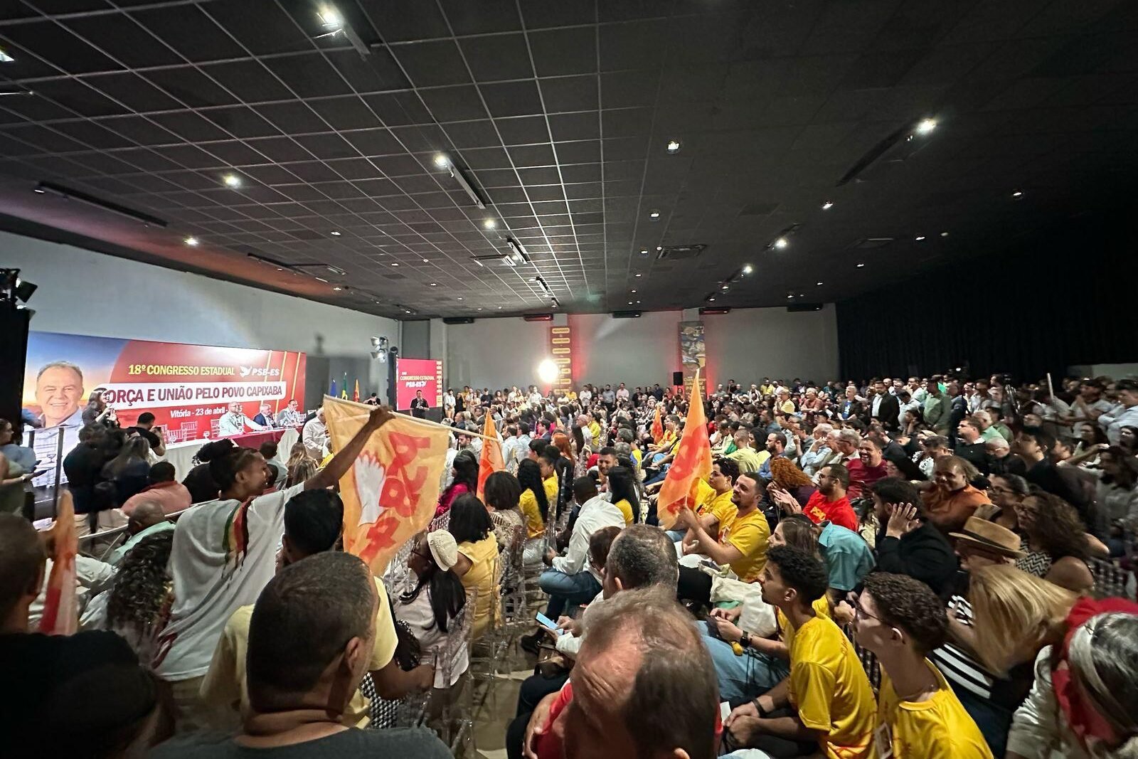 Em congresso estadual, PSB projeta futuro político com Casagrande e João Campos