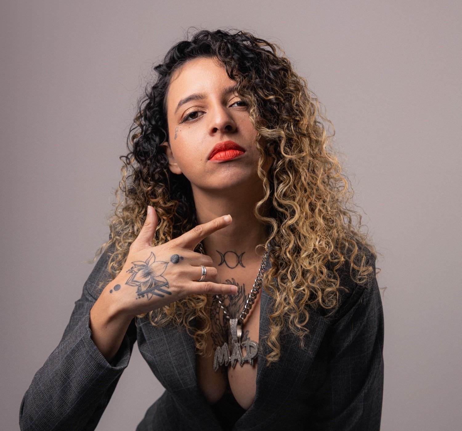 Cantora Paula Maddi lança single ‘Homo’ e estreia sua própria gravadora no ES