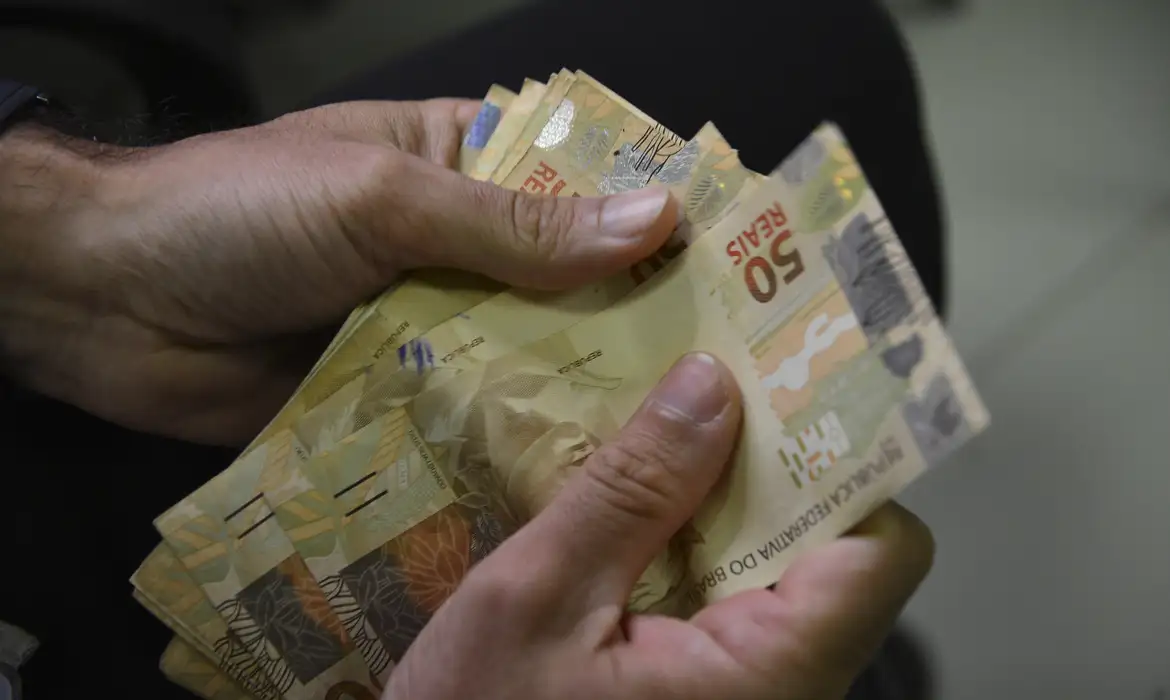 Famílias brasileiras estão menos endividadas e mais cautelosas com gastos, diz pesquisa