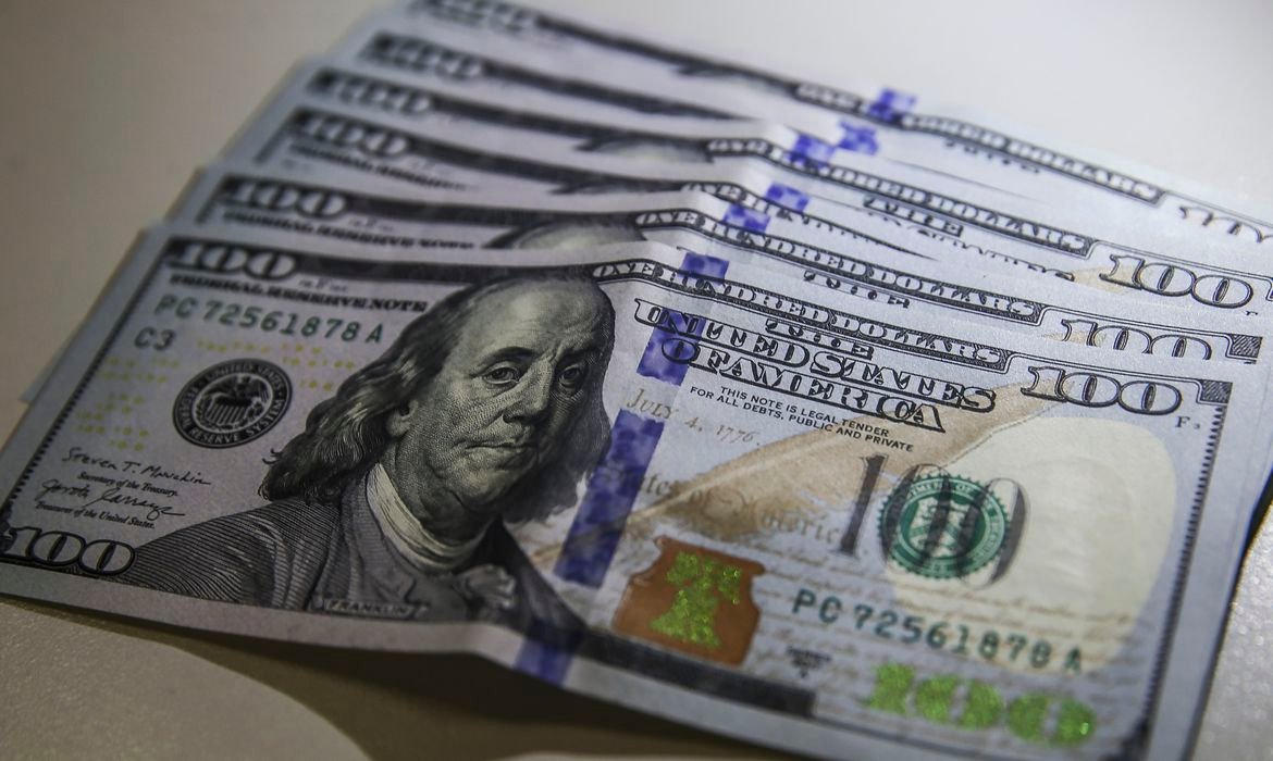 Dólar abre em baixa com dados domésticos e conflito comercial entre EUA e China no radar