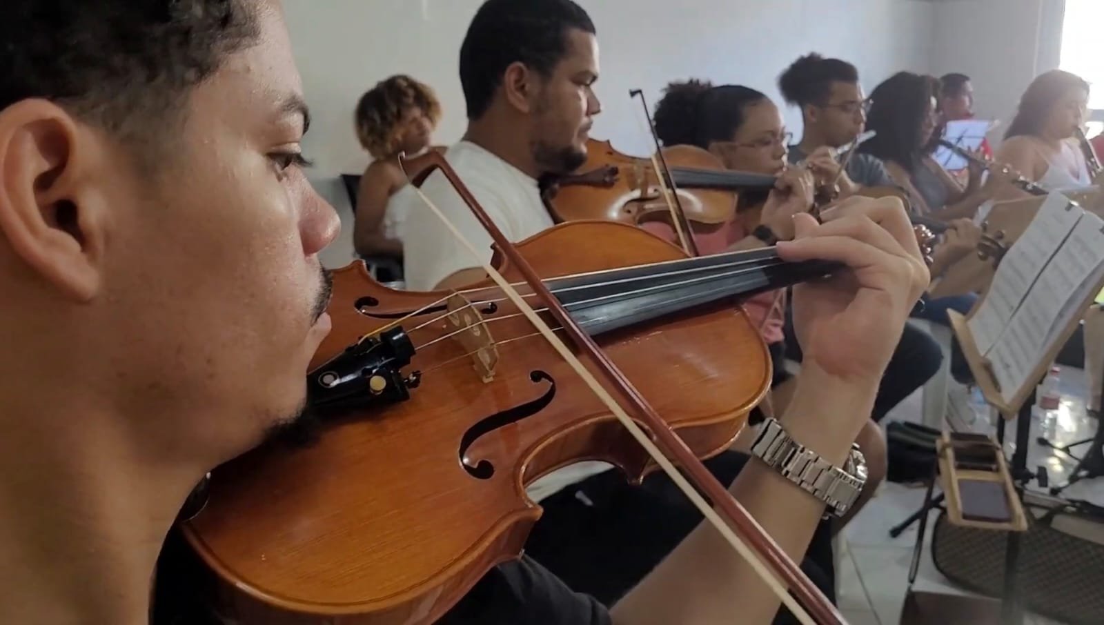Projeto oferece ensino gratuito de música clássica a jovens da Grande São Pedro