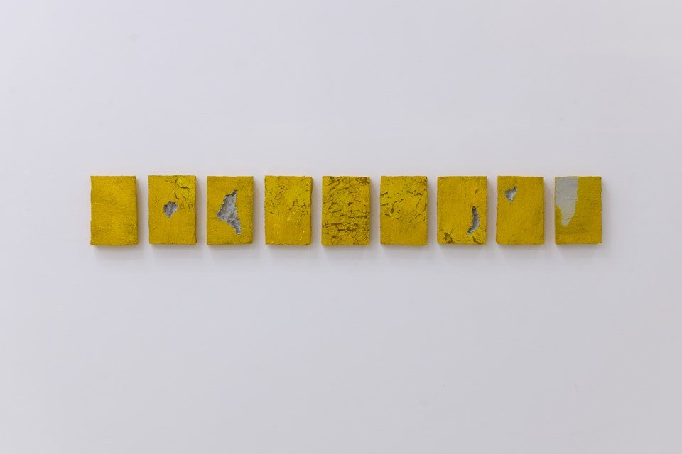 Re Henri estreia nova exposição no MAES com obras sobre luto e recomeço