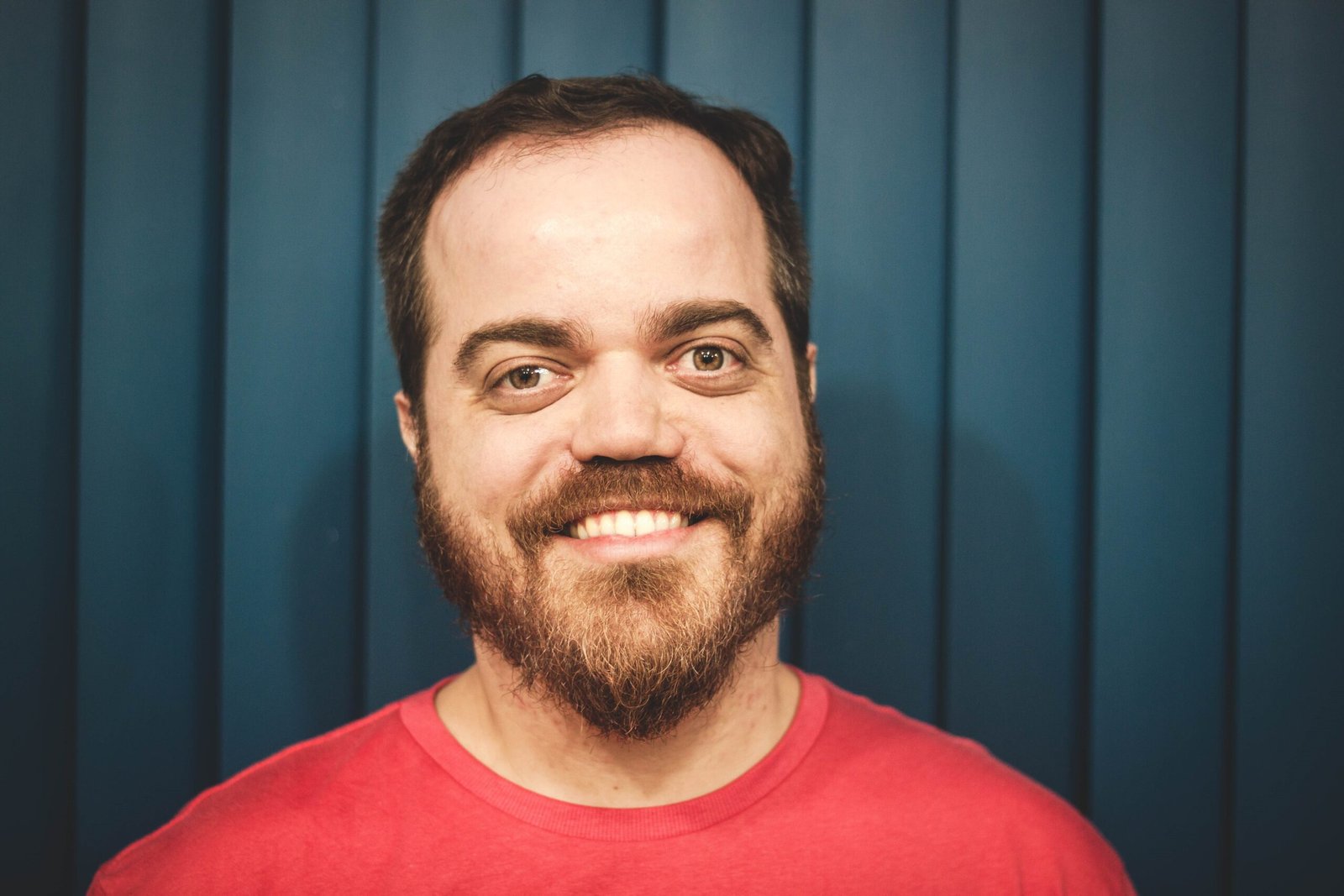 Vitor Cei lança livro de entrevistas com autores brasileiros no Espaço Thelema, em Vitória