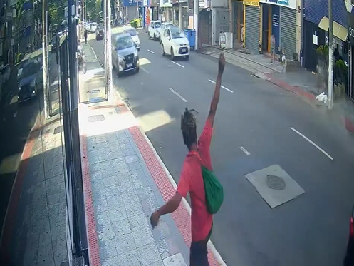 Homem é preso após arremessar pedra contra carro em movimento em Vila Velha