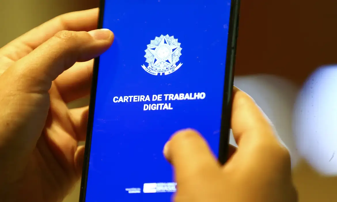 Desemprego cai para 5,4%, menor nível desde 2012, e país bate recordes de renda e carteira assinada