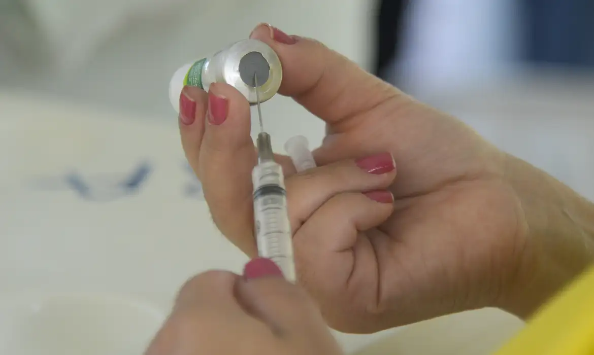 Crianças e grupos de risco terão acesso à vacina Pneumo 20 pelo SUS no ES