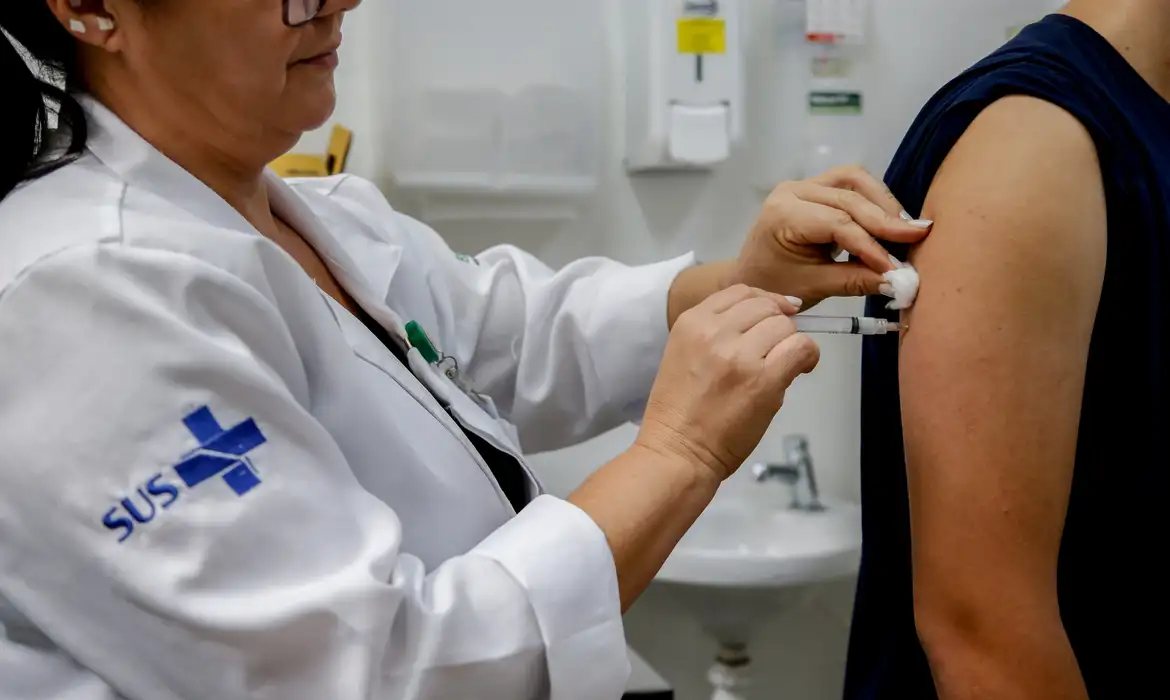 Primeira vacina 100% nacional contra dengue é anunciada para 2026