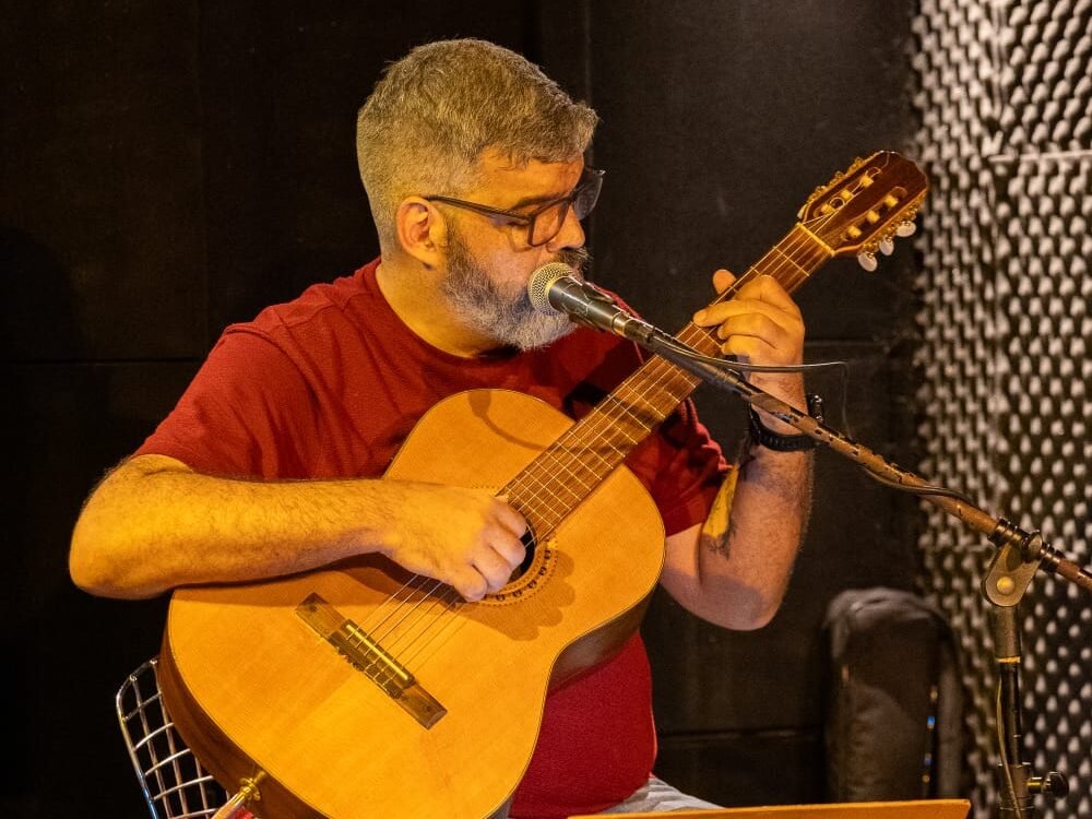 Cantor Marcos Monteiro se apresenta no encerramento do Cineclube Águas, no ES