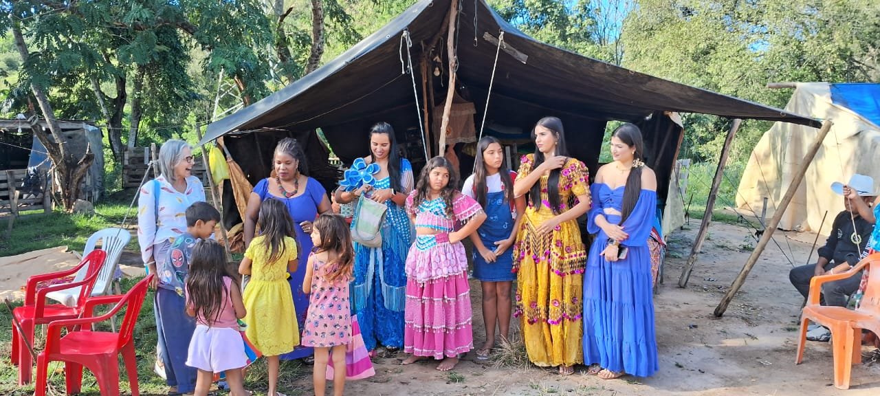 Projeto inédito leva formação e renda a mulheres ciganas em acampamento de Cariacica