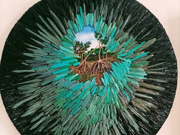 Casa Porto recebe exposição que transforma materiais descartados em arte, em Vitória