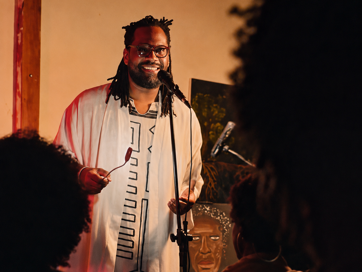 ‘VOZ CRUA’: Jairo Pereira apresenta espetáculo de poesia e performance em Vitória