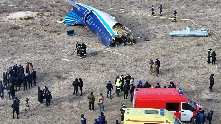 Avião com 62 passageiros fabricado pela Embraer cai no Cazaquistão