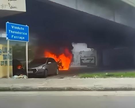 Carro pega fogo embaixo de viaduto próximo a shopping em Vila Velha; veja vídeo