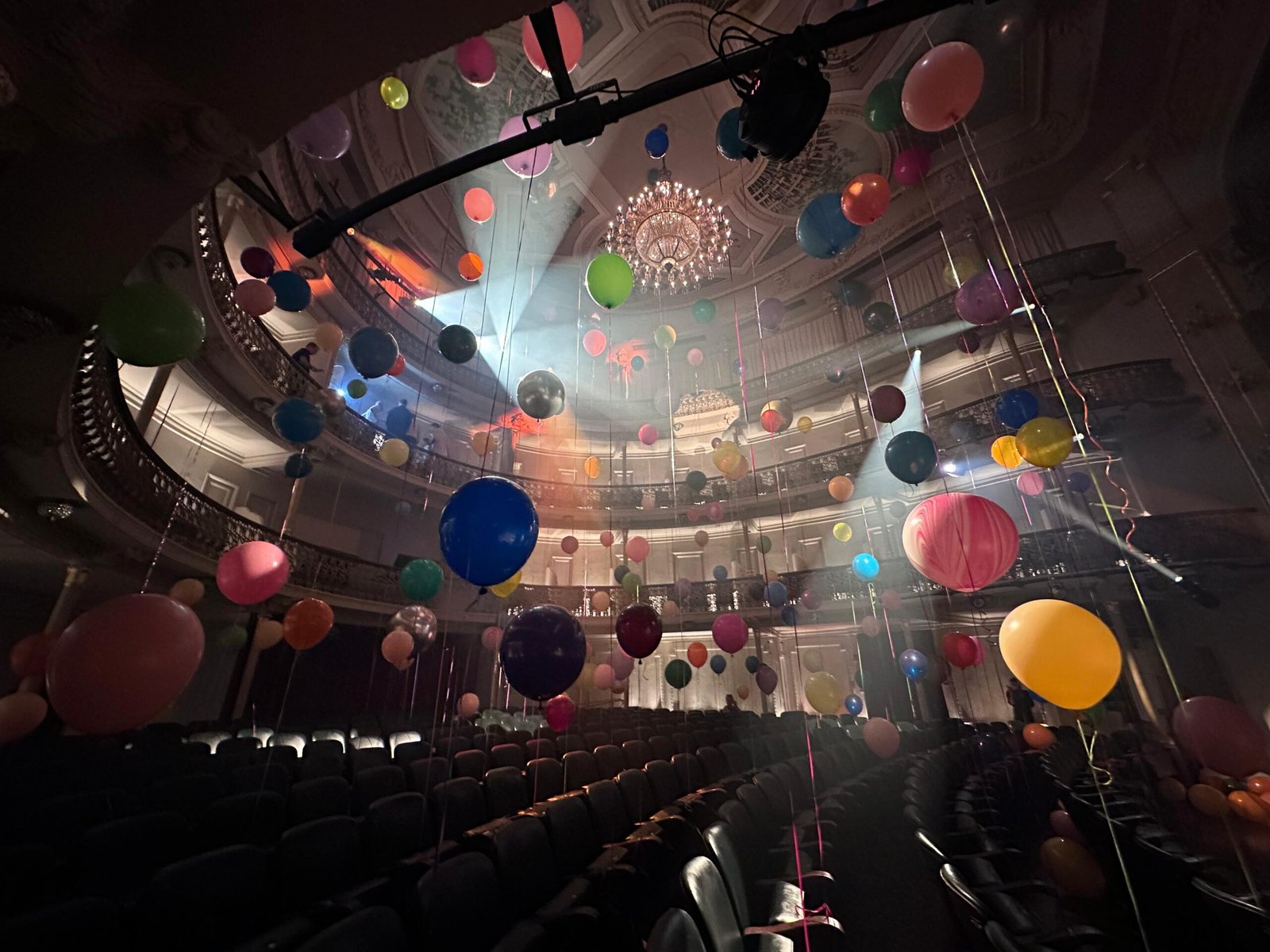 Reinauguração do Teatro Carlos Gomes traz instalação de Flávia Junqueira, show de Silva e orquestra
