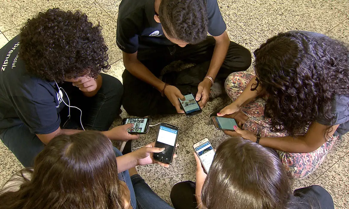 Quase metade dos alunos ainda leva celular para escola apesar de veto, diz pesquisa