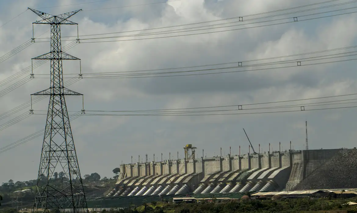 Conta de luz vai ficar mais cara em maio? Aneel muda bandeira para amarela