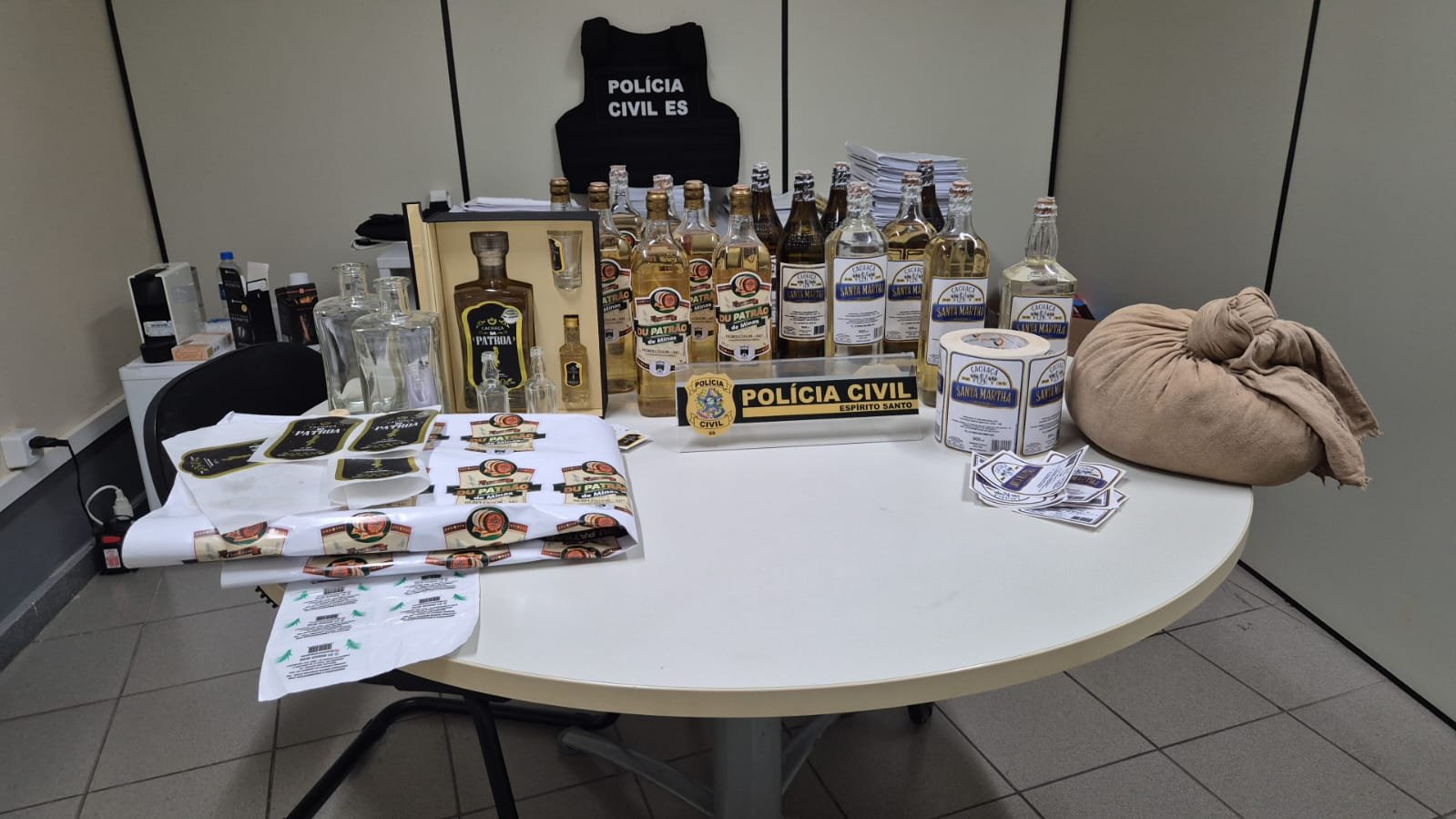 Duas fábricas clandestinas de cachaça são interditadas na Serra