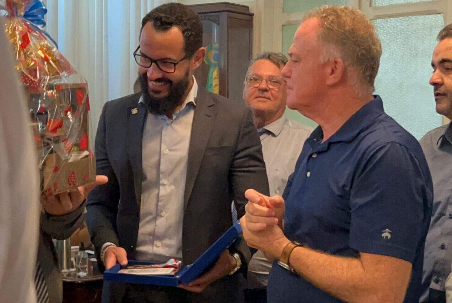 Pablo Lira recebe homenagem da ASCAMVES em evento com presença do governador do ES