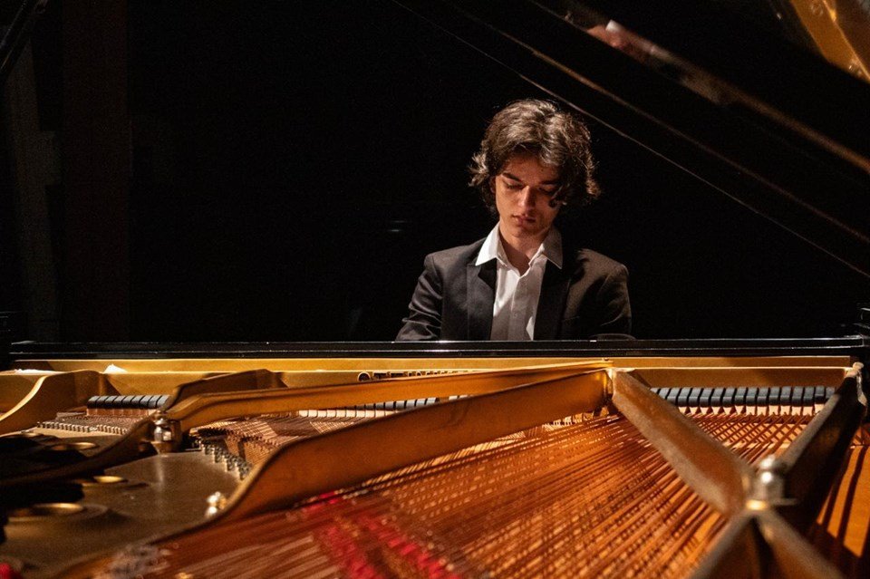 Jovem capixaba vence concurso de piano em SP com votação unânime do júri