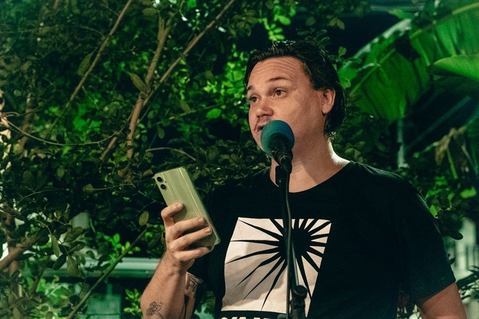 Escritor João Chagas participa do Prosas nesta terça (28) em Vitória