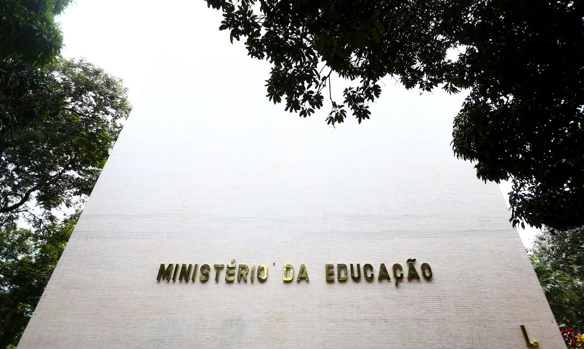 Concurso da Ebserh terá 545 vagas e salários de até R$ 17,9 mil