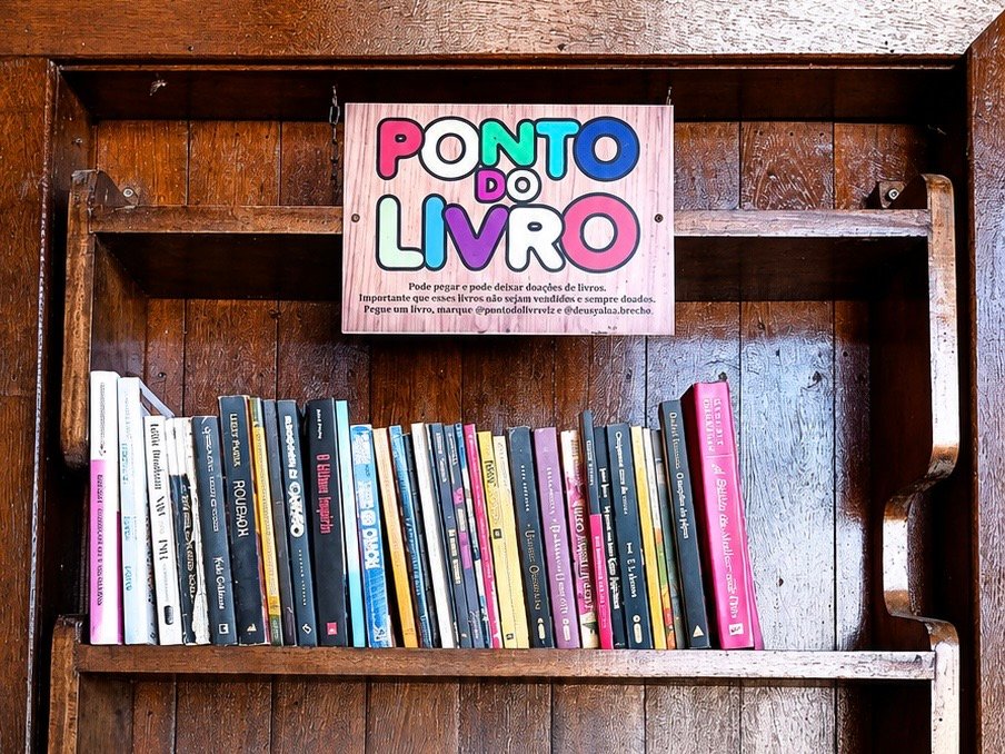 Projeto mantém rede com 5 estantes e incentiva a livre circulação de livros