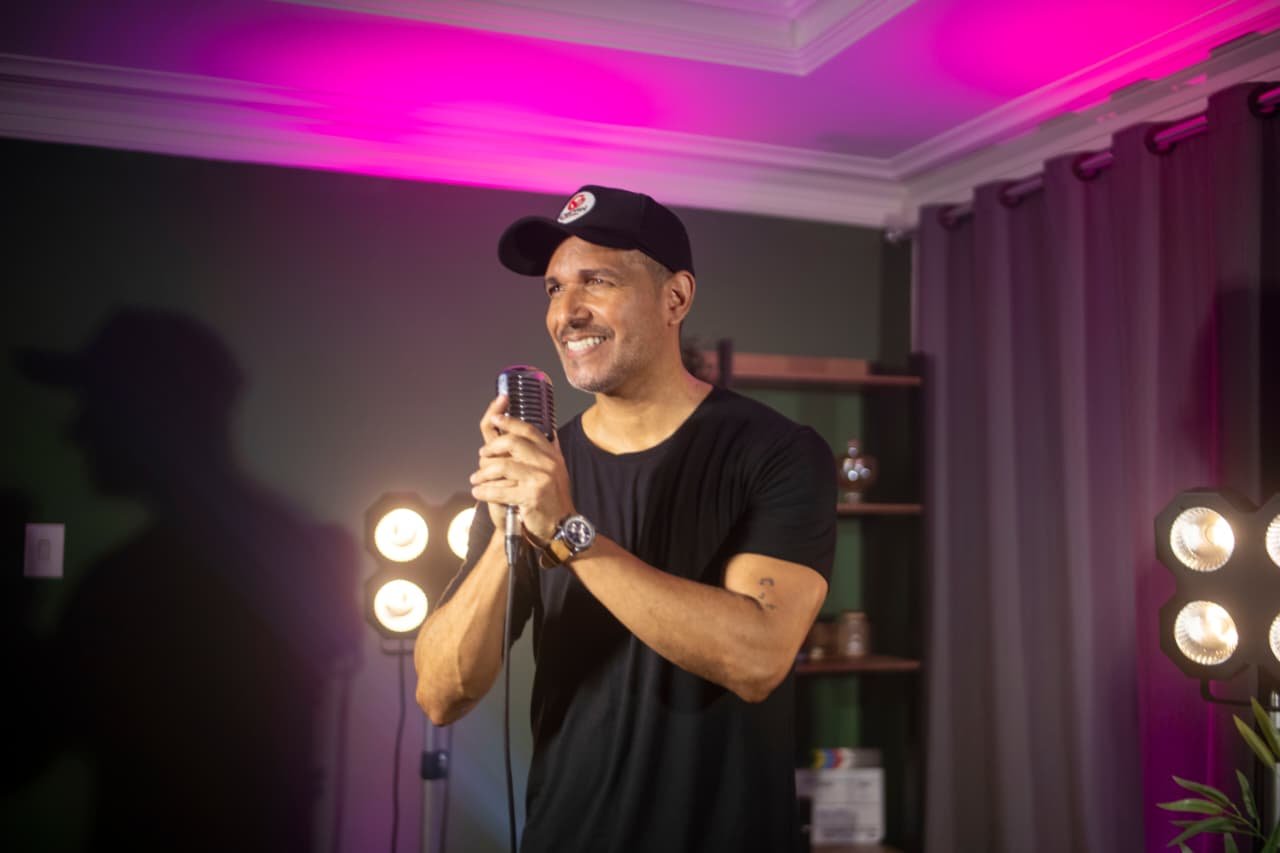 Cantor capixaba Alex Valle lança single Brad Pix e alerta para casos de golpes
