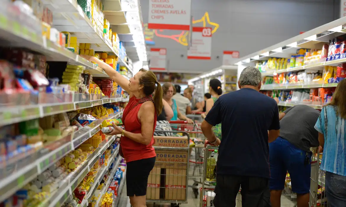 Cesta básica aumenta em Vitória e custa 54% do salário mínimo