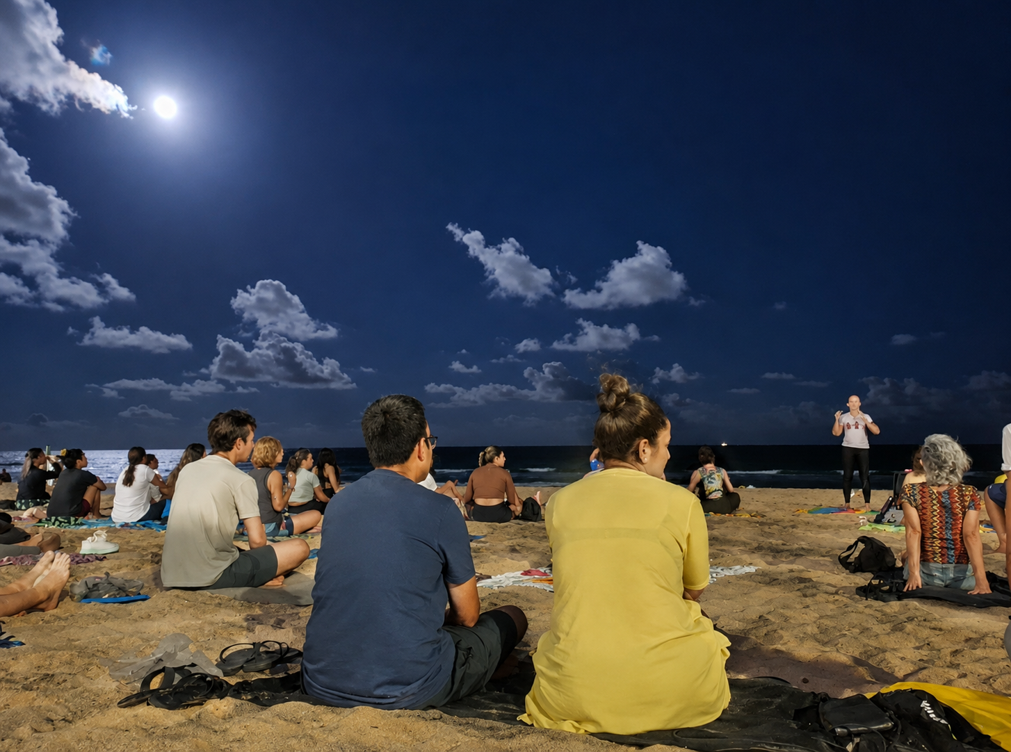Praia de Camburi recebe meditação coletiva durante a lua cheia, em Vitória