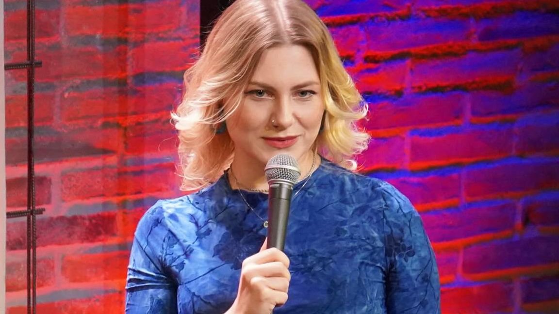 Comediante Lea Maria apresenta show de stand-up ‘ALEMALANDRA’ em Vila Velha
