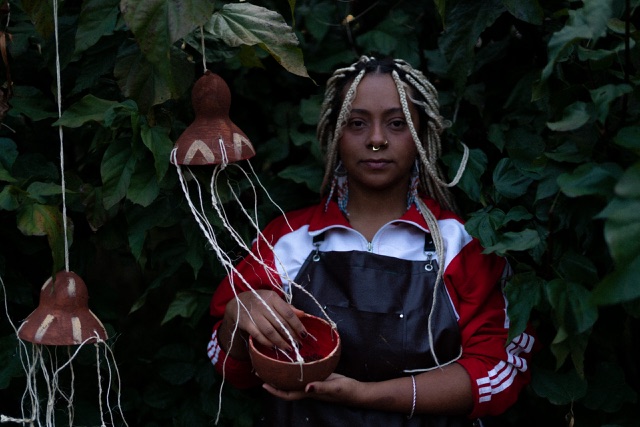 Ione Reis resgata tradições afro-indígenas em exposição inédita em Vitória